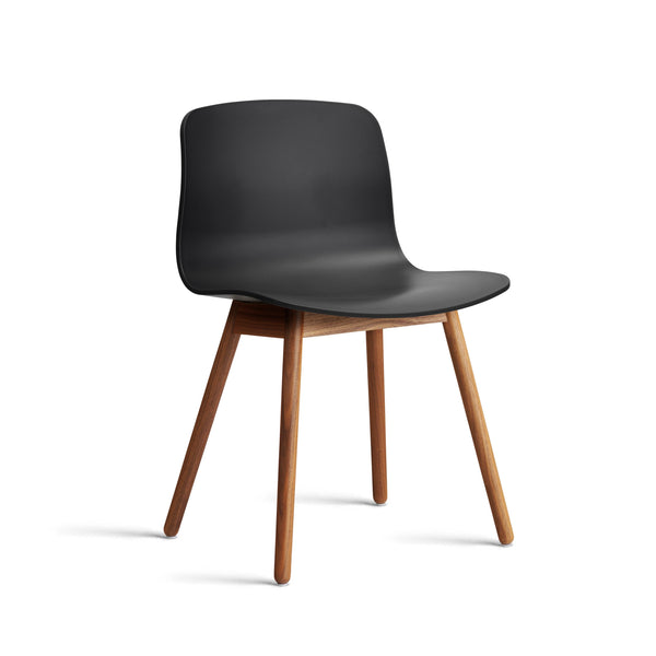 About A Chair AAC 12 stoel - walnoot poten en zwart