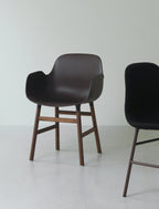 Form armstoel - houten poten