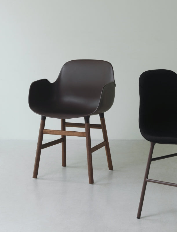Form armstoel - houten poten