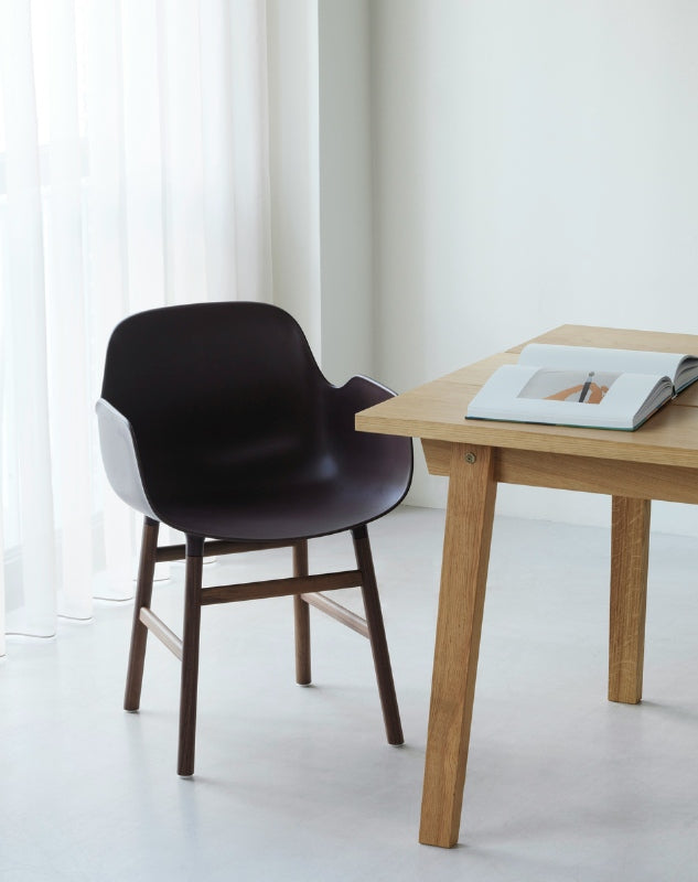 Form armstoel - houten poten
