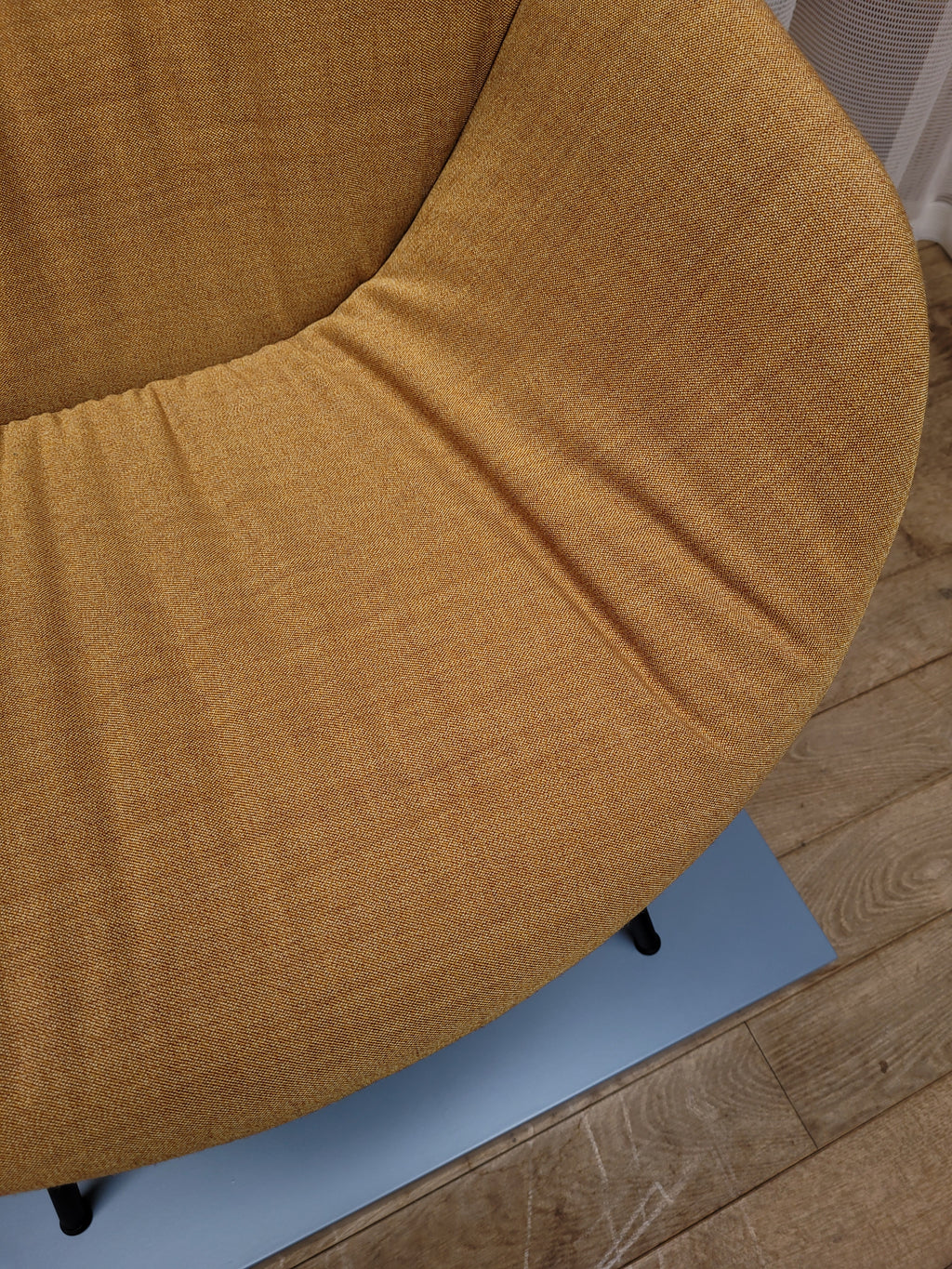 Toonzaalmodel About A Chair AAC 127 Soft stoel stalen poten atlas stof