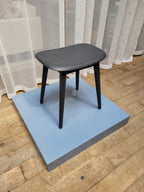 Toonzaalmodel Fiber stool kruk houten poten zwart