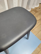 Toonzaalmodel Fiber stool kruk houten poten zwart