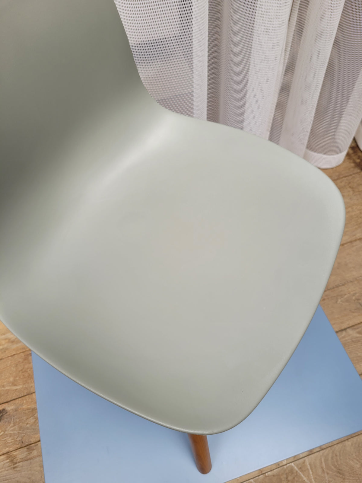 Toonzaalmodel Form stoel walnoot grijs