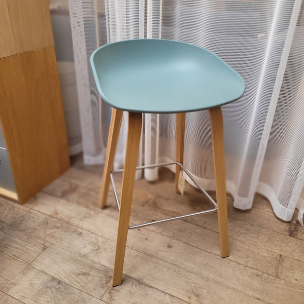 Toonzaalmodel About A Stool AAS32 Barkruk eik fall green set van 2