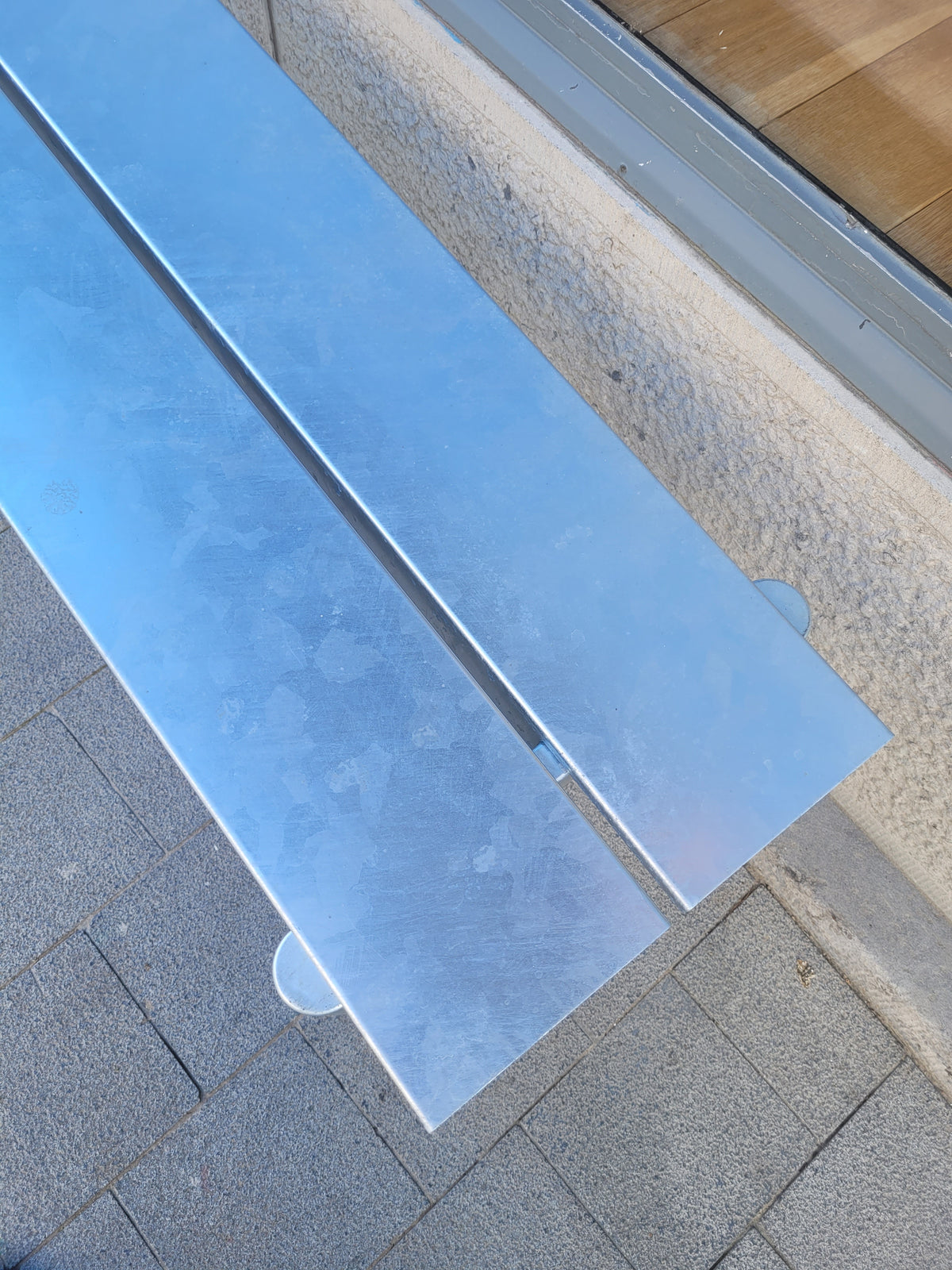 Toonzaalmodel Linear Steel bank 110cm warm galvanized
