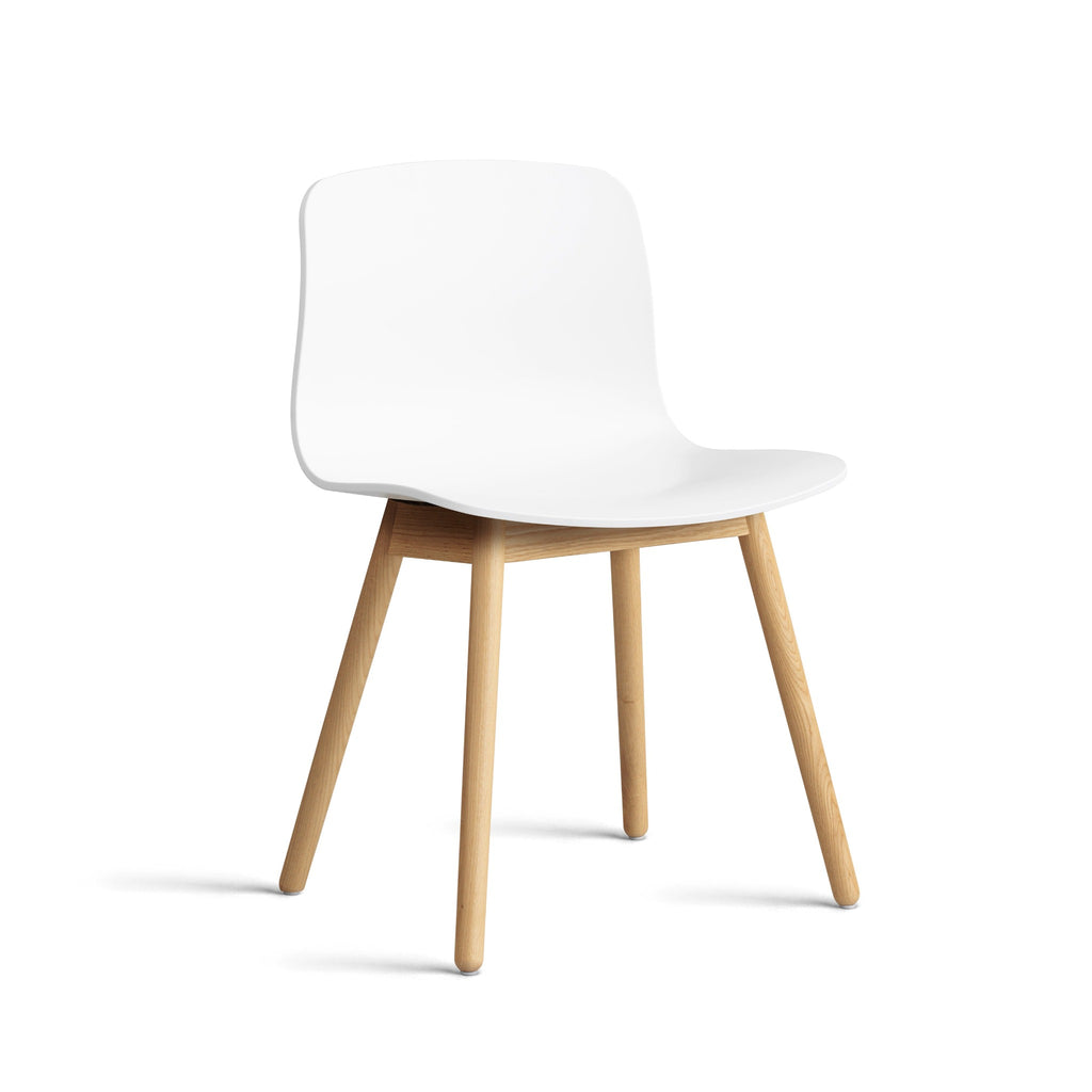 About A Chair AAC 12 stoel - houten poten en wit