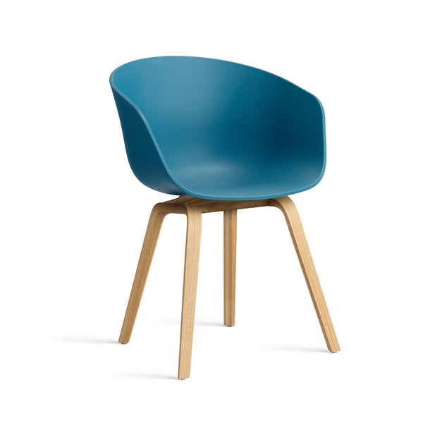 About A Chair AAC 22 stoel - houten poten en multicolor
