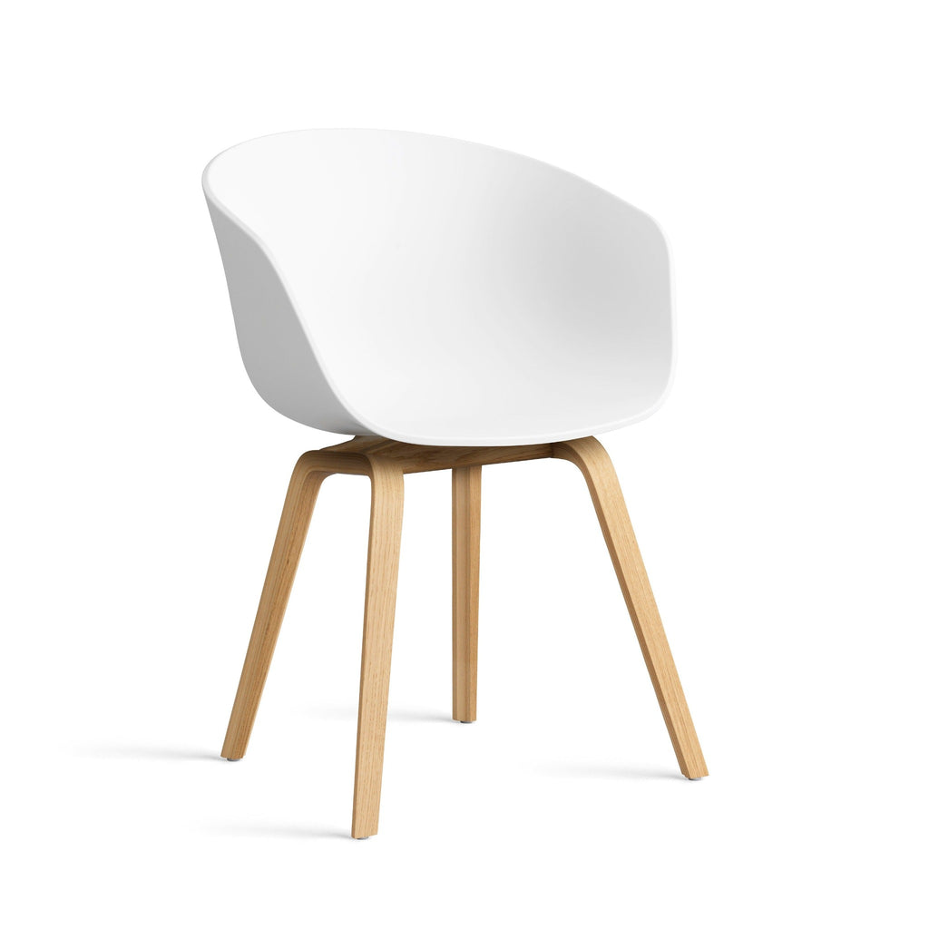 About A Chair AAC 22 stoel - houten poten en wit