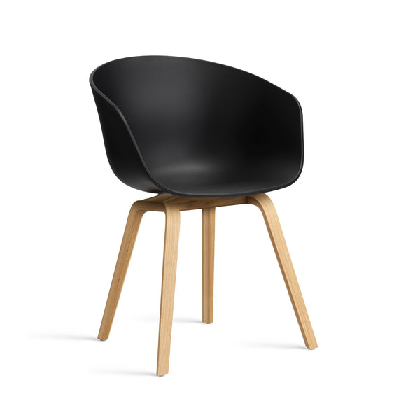 About A Chair AAC 22 stoel - houten poten en zwart