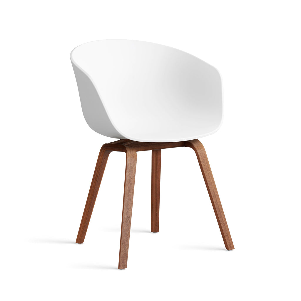 About A Chair AAC 22 stoel - walnoot poten en wit