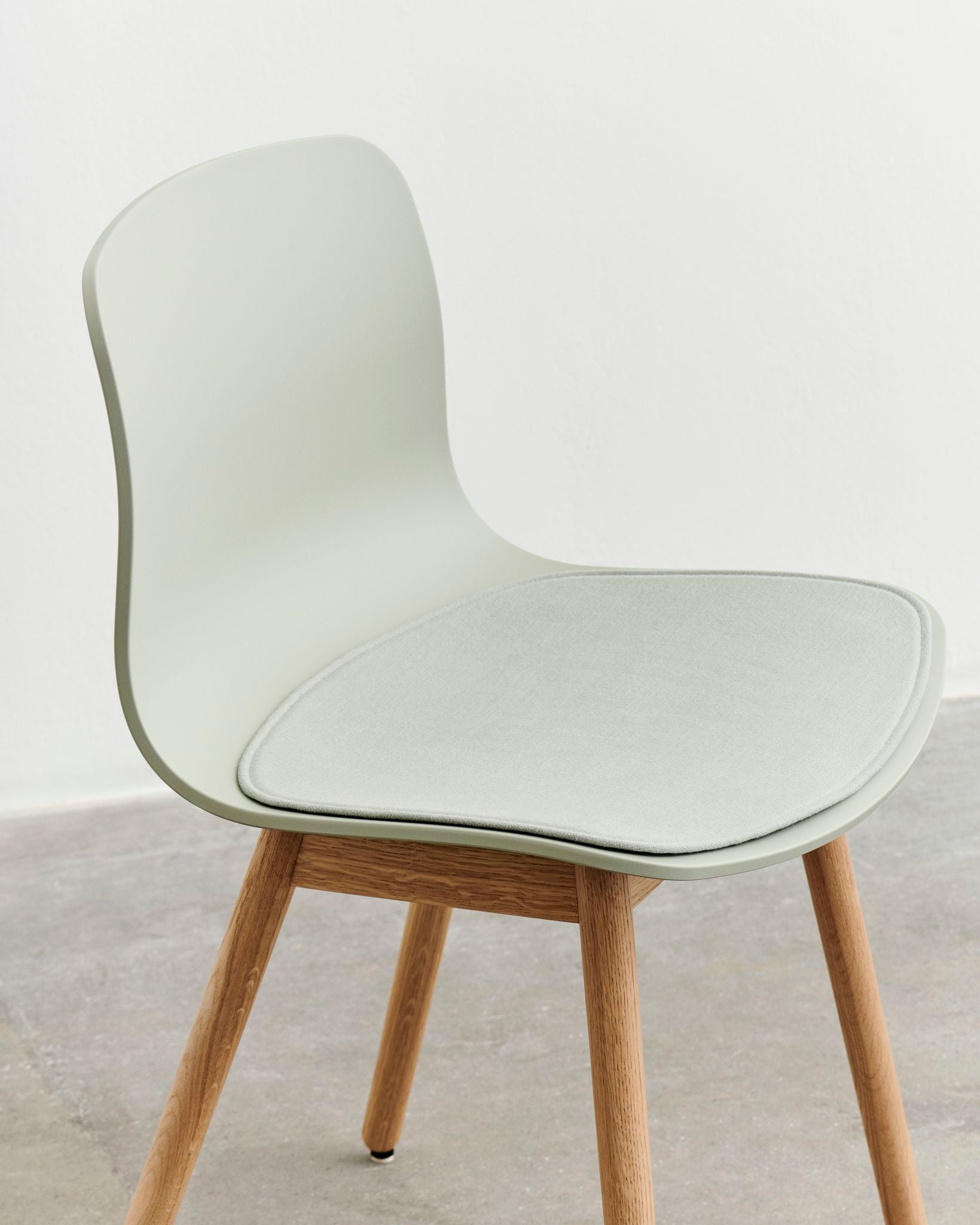 About A Chair AAC 12 stoel - houten poten en multicolor
