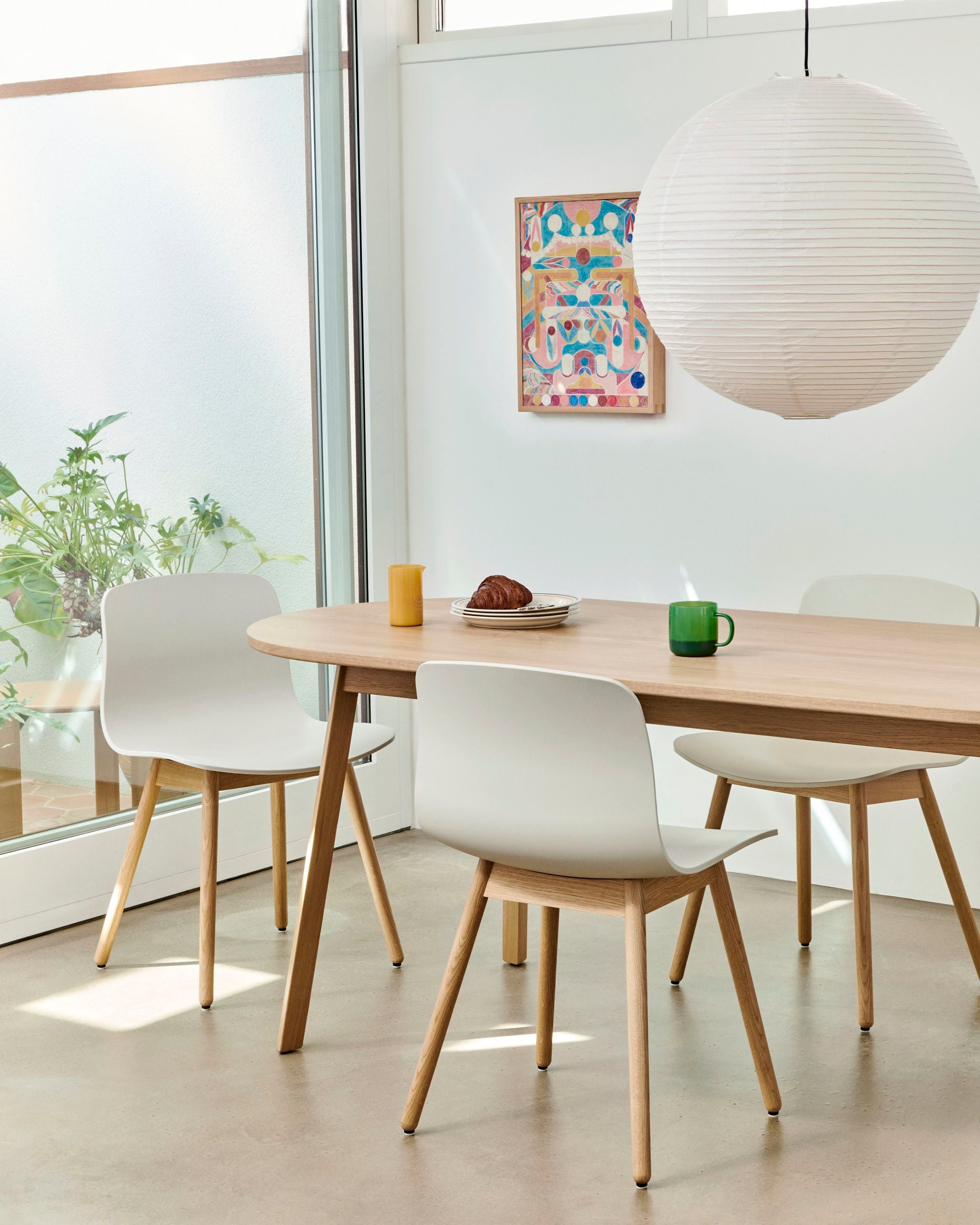 About A Chair AAC 12 stoel - houten poten en wit