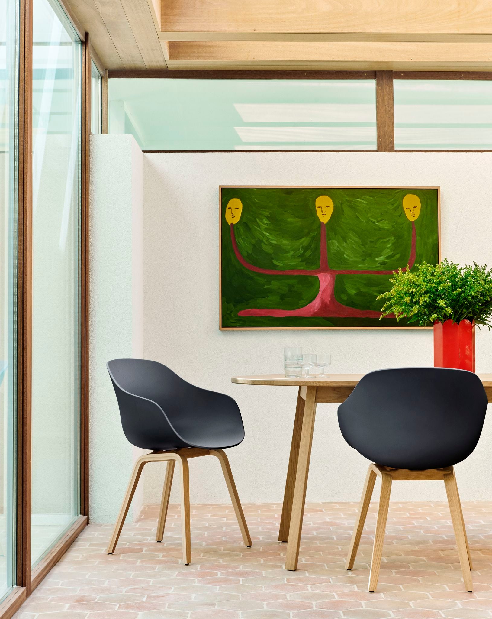About A Chair AAC 222 stoel - houten poten en zwart