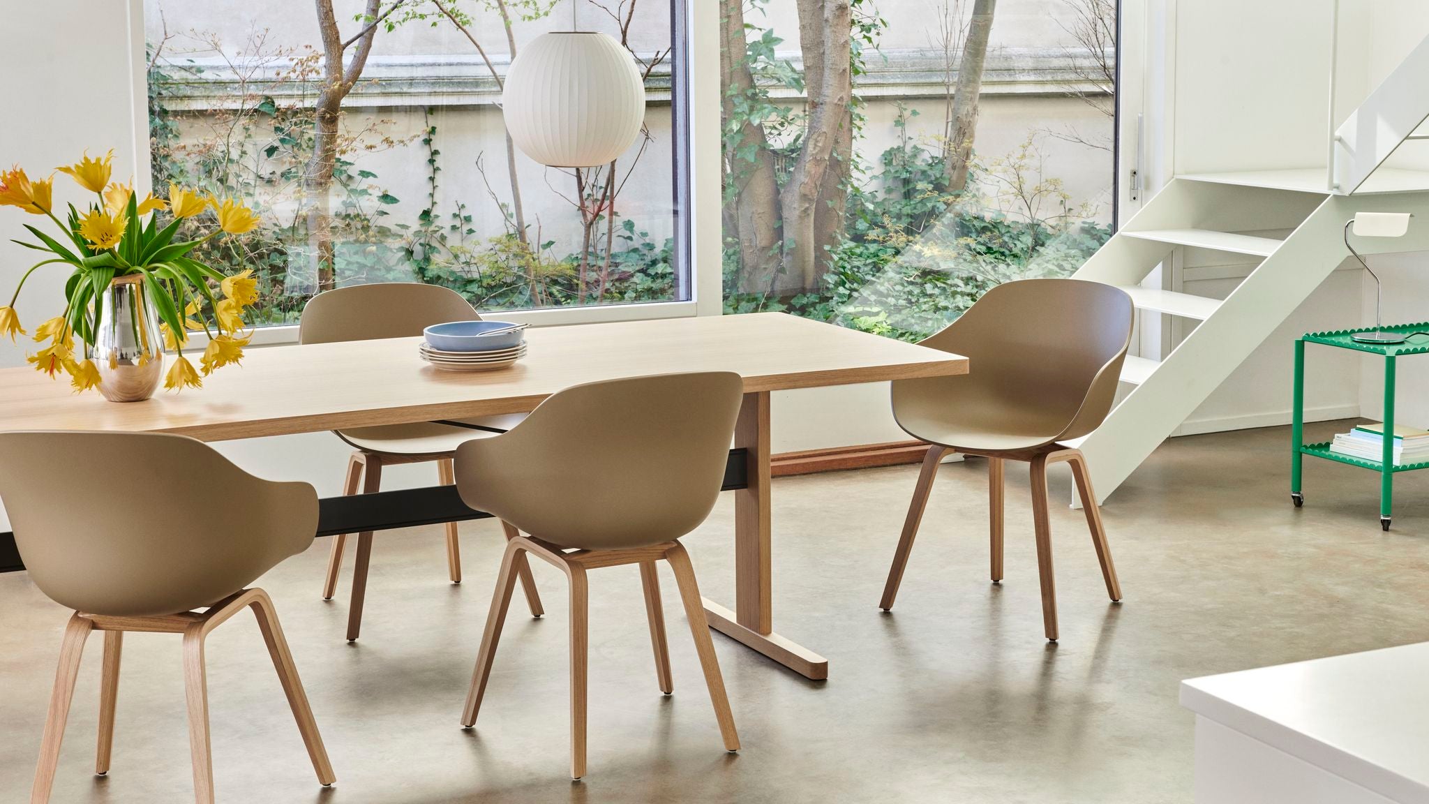 About A Chair AAC 222 stoel - houten poten en multicolor
