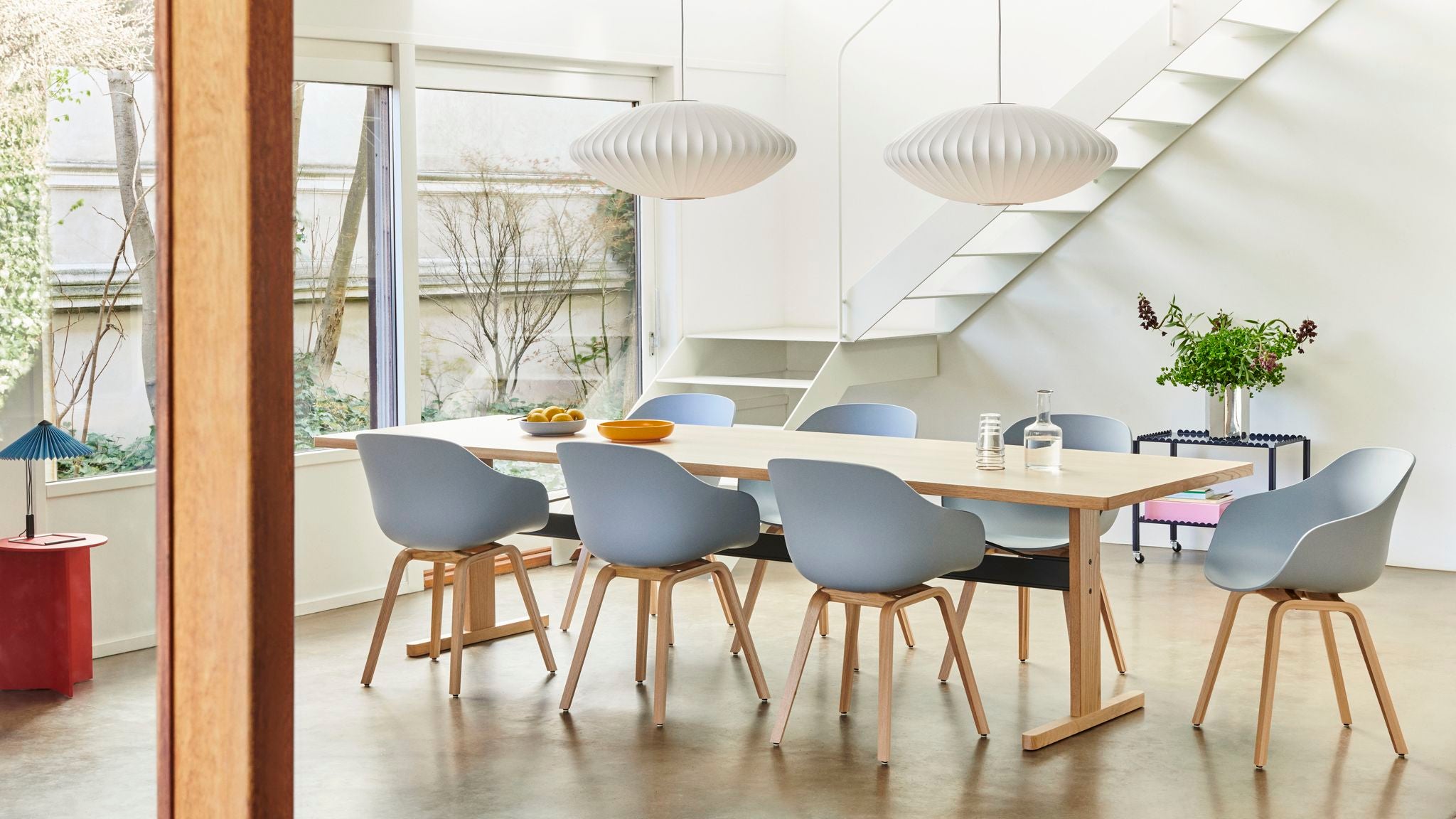 About A Chair AAC 222 stoel - houten poten en multicolor