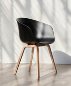 About A Chair AAC 22 stoel - houten poten en zwart