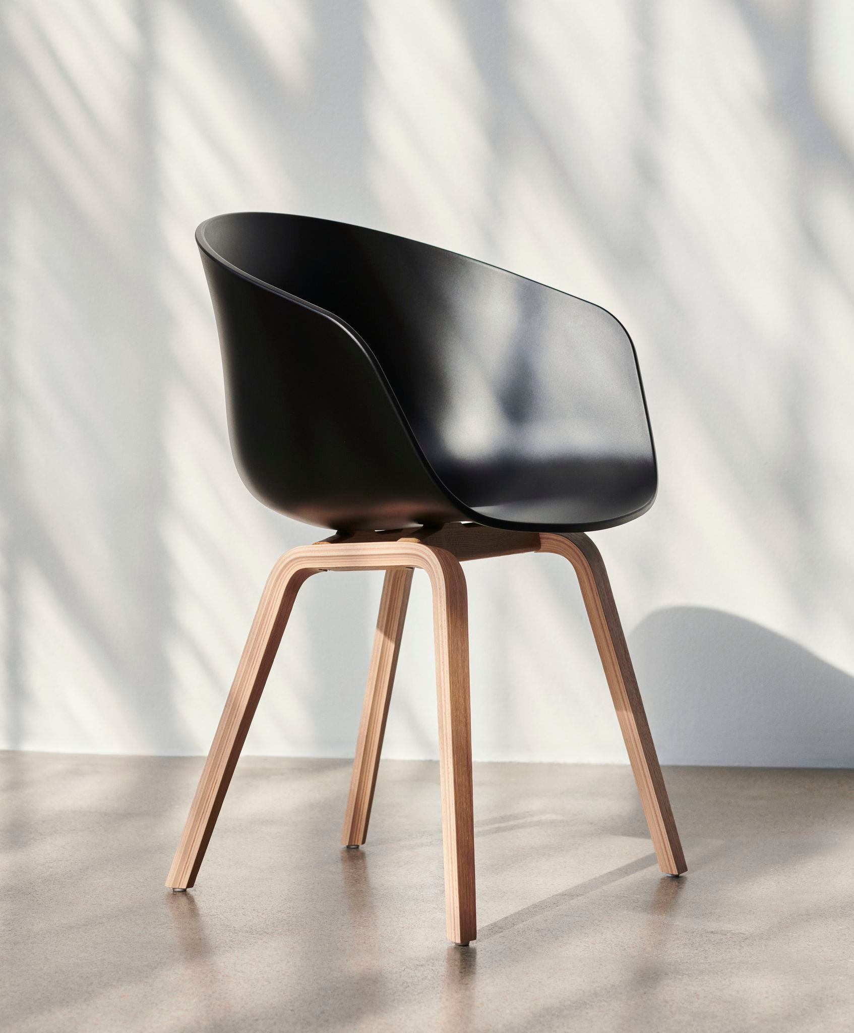 About A Chair AAC 22 stoel - houten poten en zwart