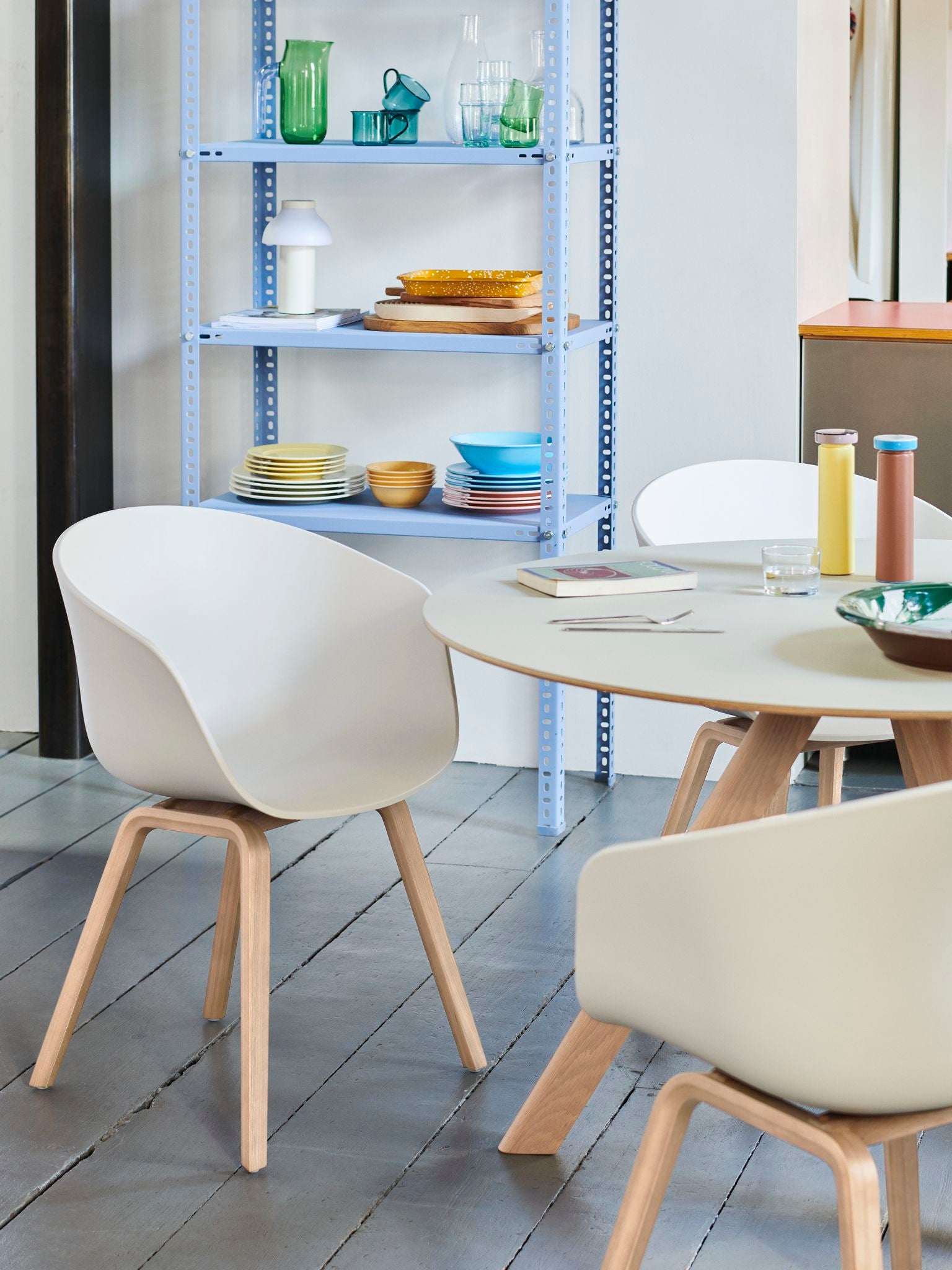 About A Chair AAC 22 stoel - houten poten en wit