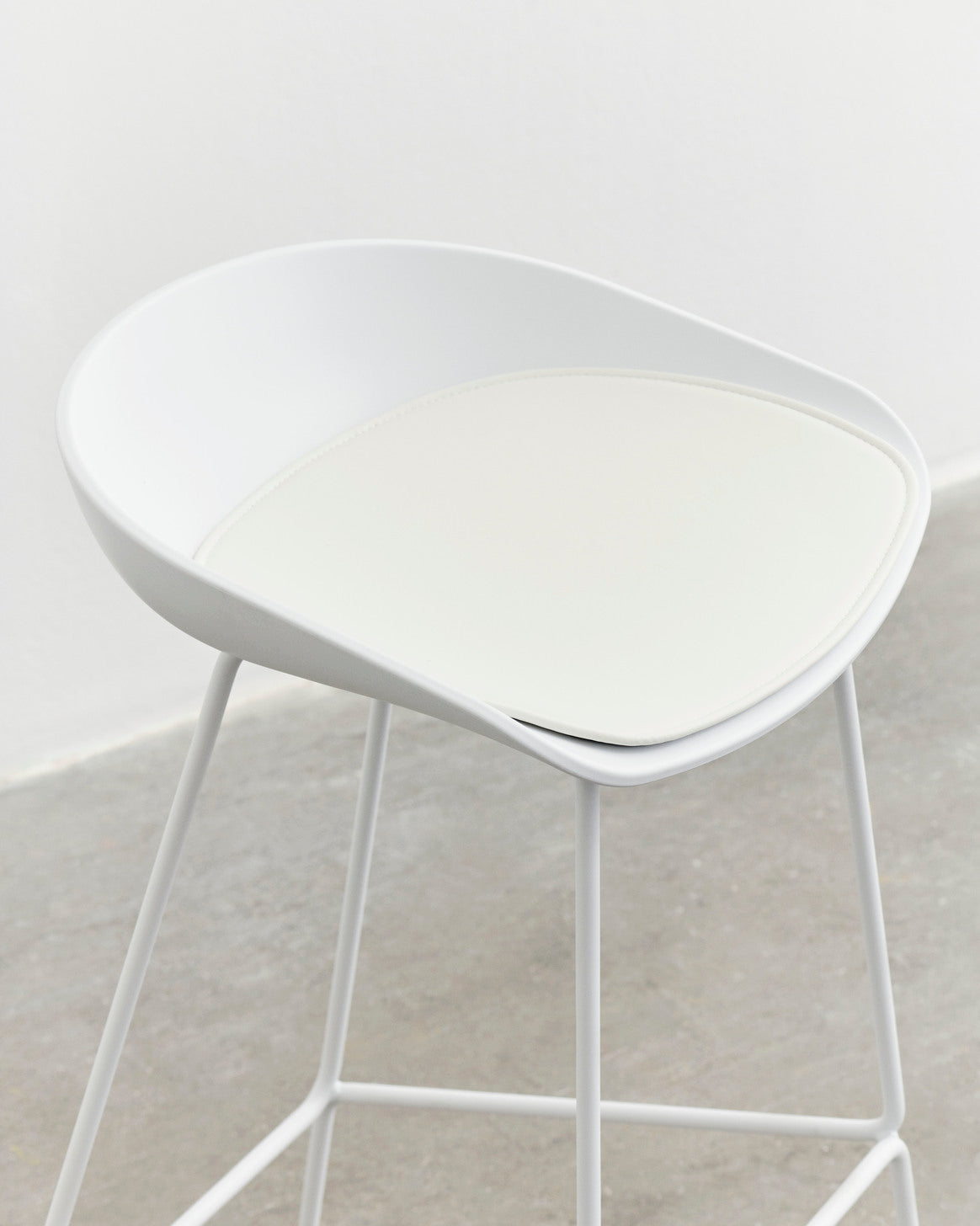 About A Stool AAS38 Barkruk wit