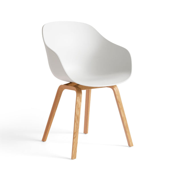 About A Chair AAC 222 stoel - houten poten en wit
