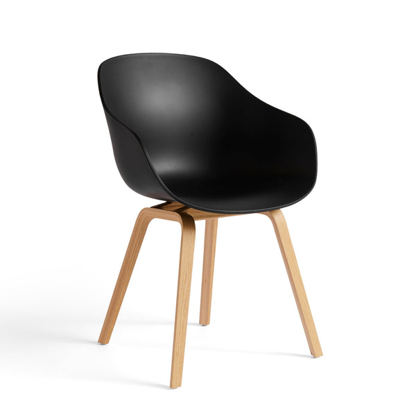 About A Chair AAC 222 stoel - houten poten en zwart