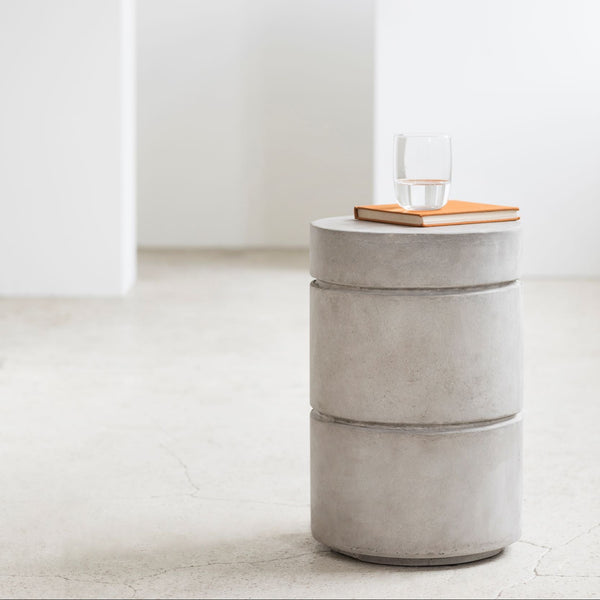 Toonzaalmodel Pawn bijzettafel rond beton