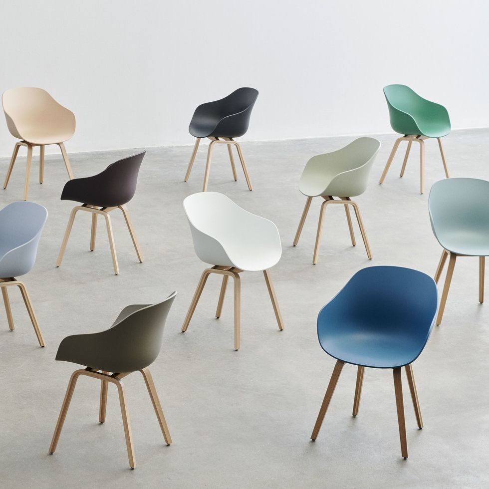About A Chair AAC 222 stoel - houten poten en wit