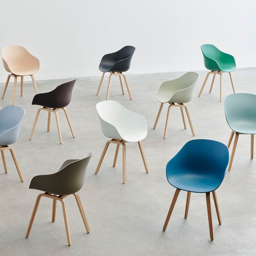 About A Chair AAC 222 stoel - houten poten en wit