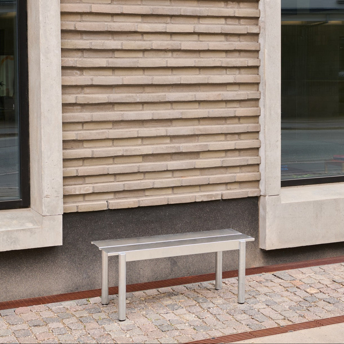 Toonzaalmodel Linear Steel bank 110cm warm galvanized