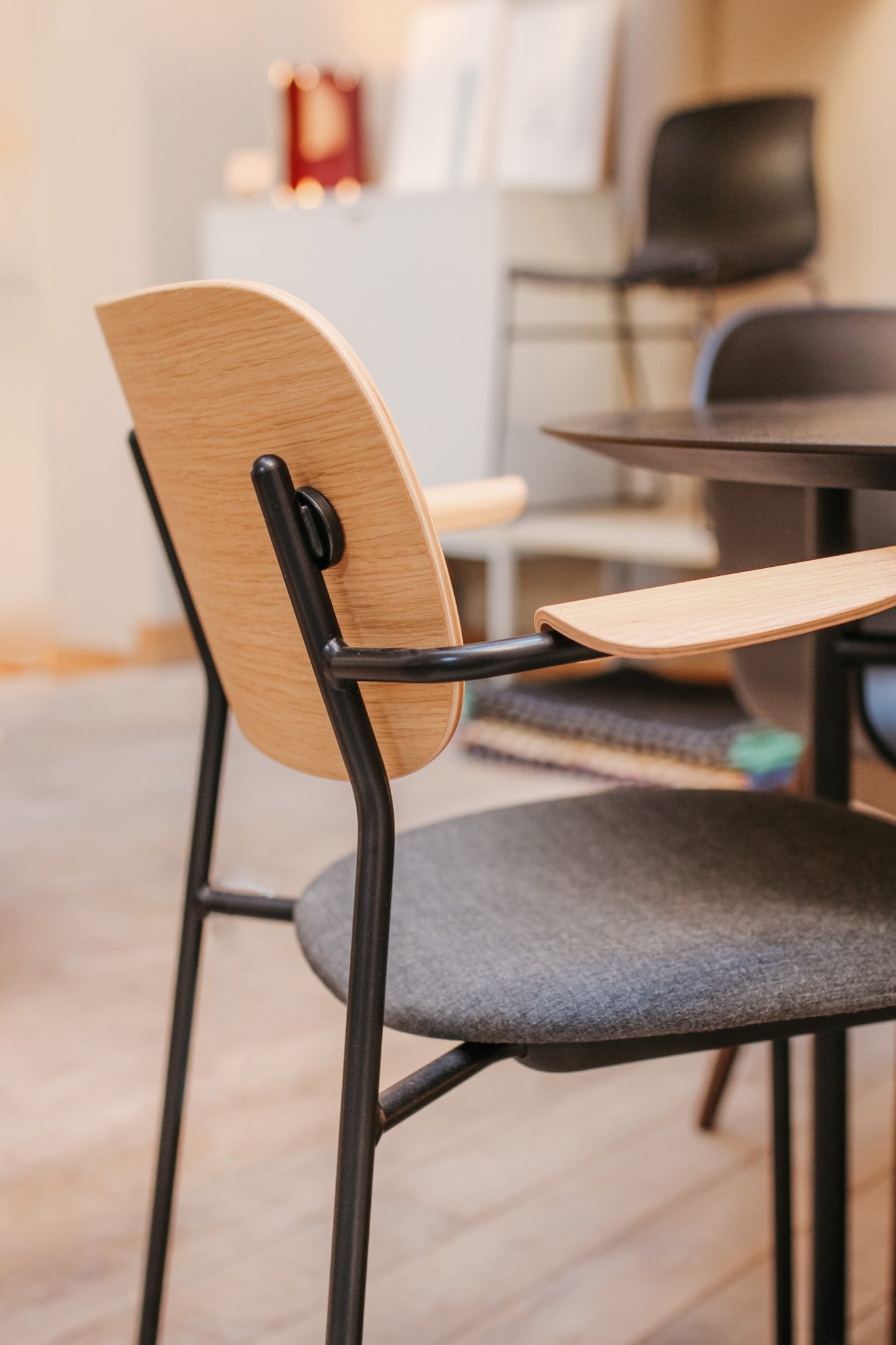 Co dining stoel met armleuning - stalen poten - stof