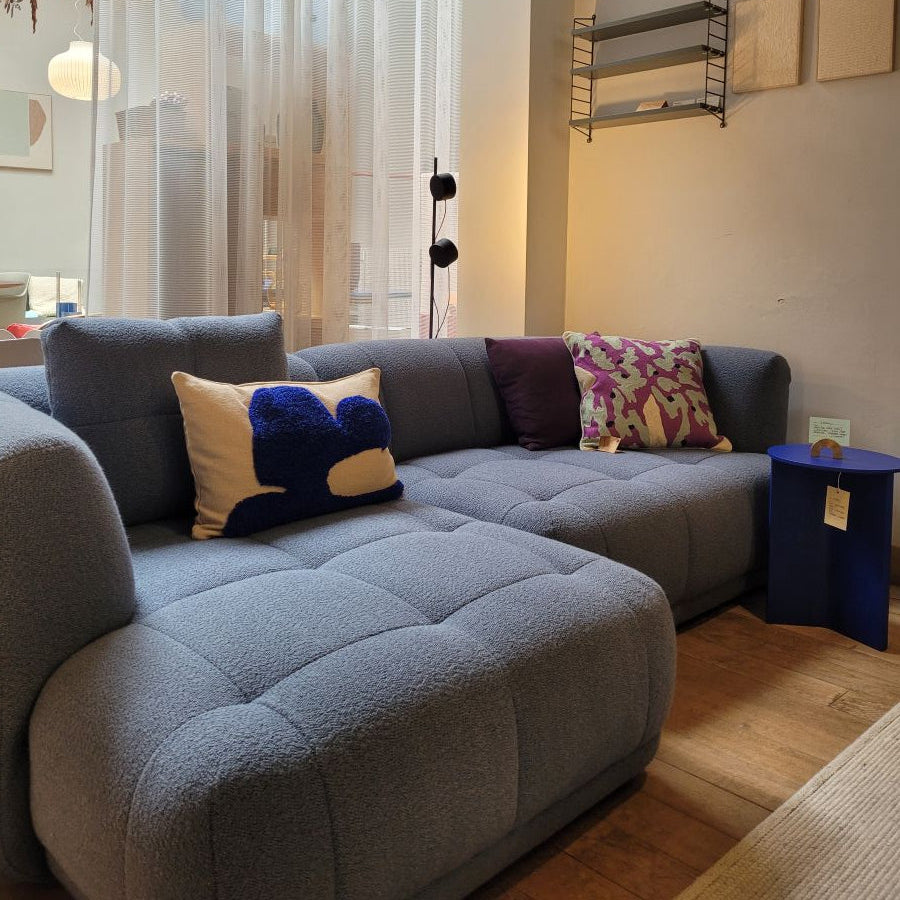 Toonzaalmodel Quilton sofa 3zit chaise longue bouclé blauwgrijs