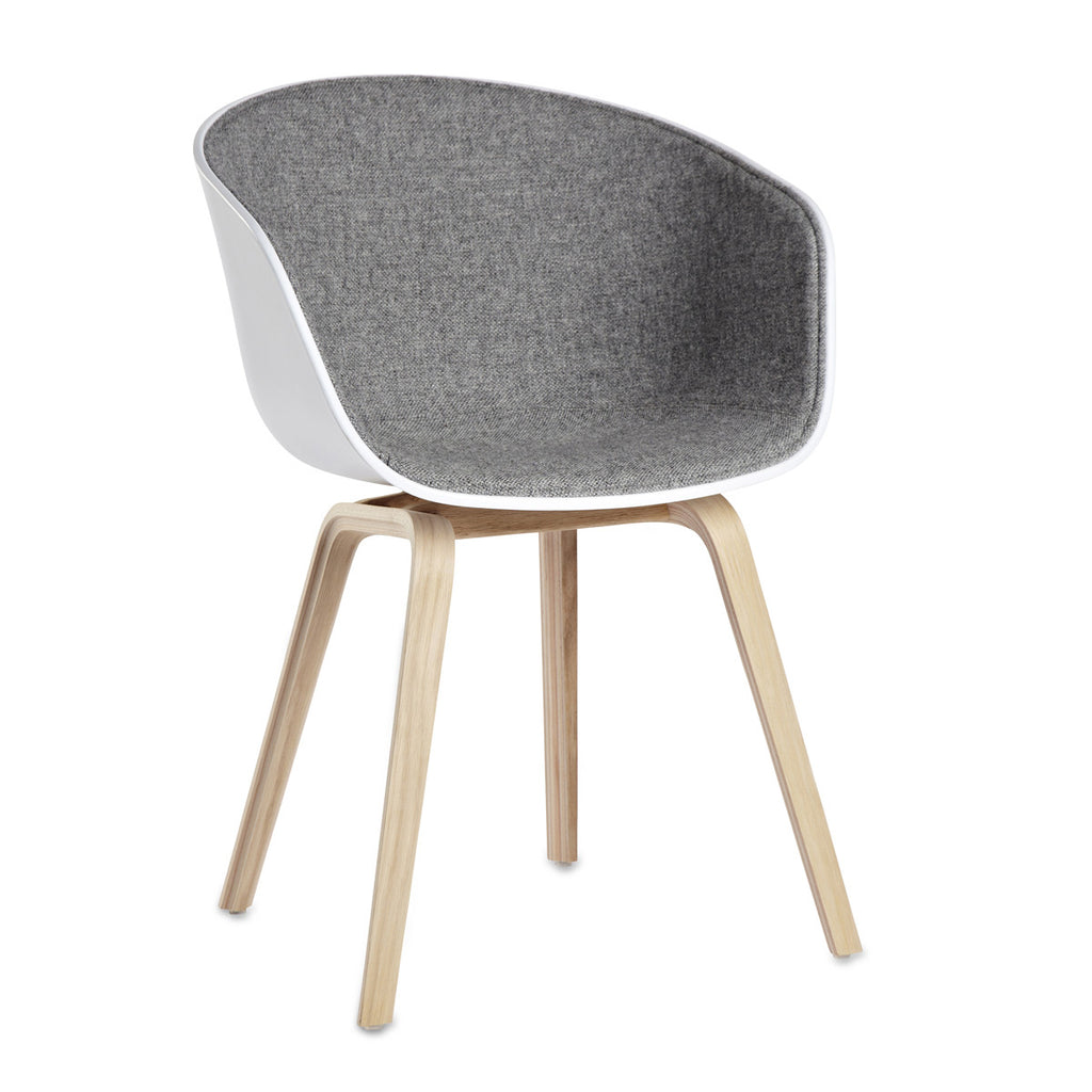 About A Chair AAC 22 stoel - houten poten - stof