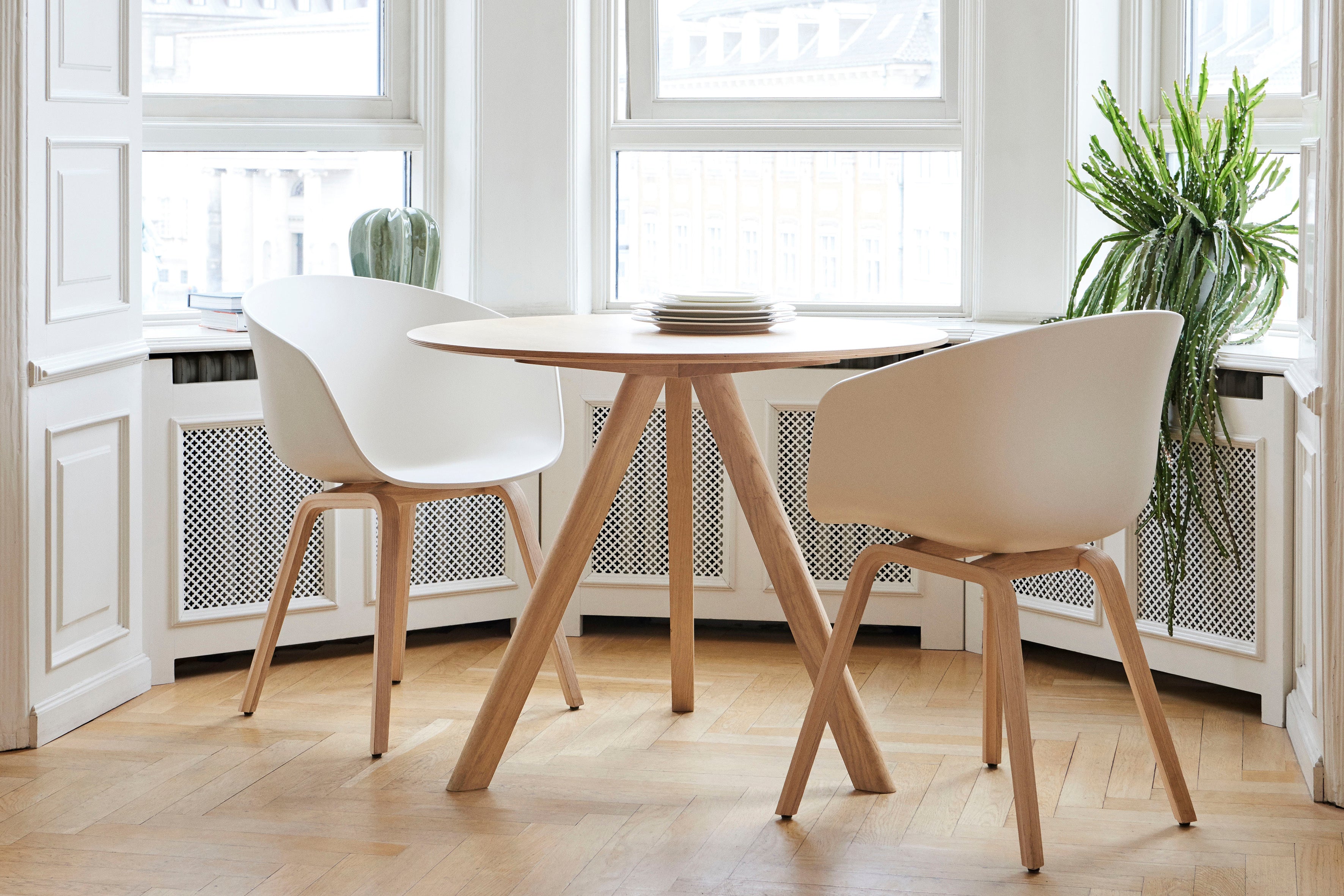 About A Chair AAC 22 stoel - houten poten en wit