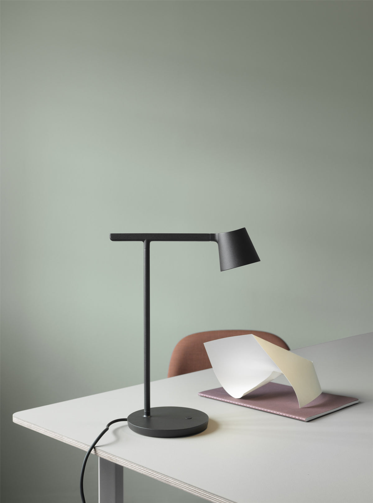 MUUTO - Tip tafellamp